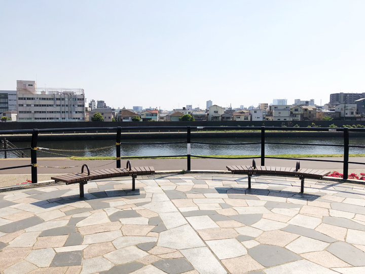 新田さくら公園のベンチ