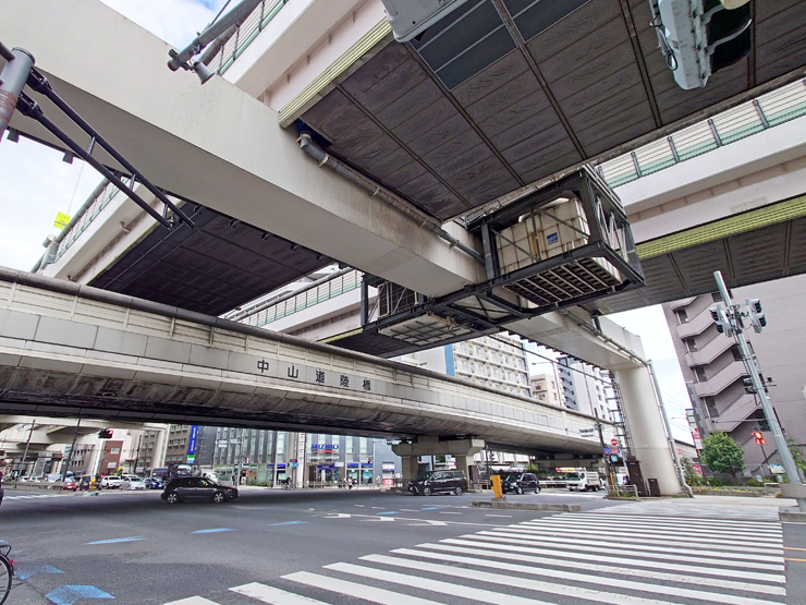板橋本町駅前高架下画像