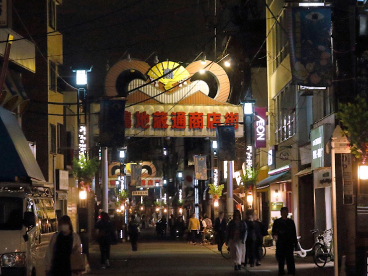 夜の巣鴨地蔵通り商店街画像