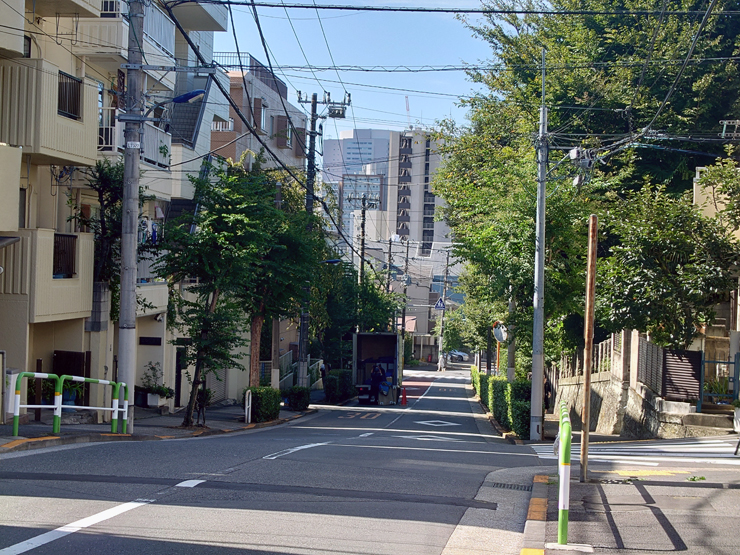 住宅街の坂道画像