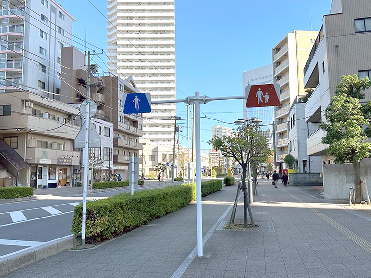 西口の自歩道画像