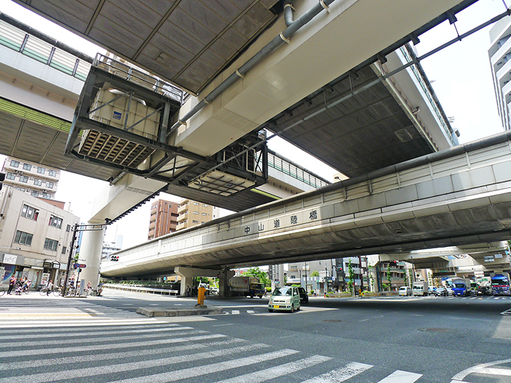 駅前高架下