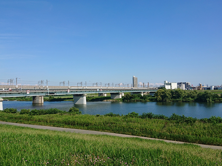 荒川から見る埼京線と戸田市内