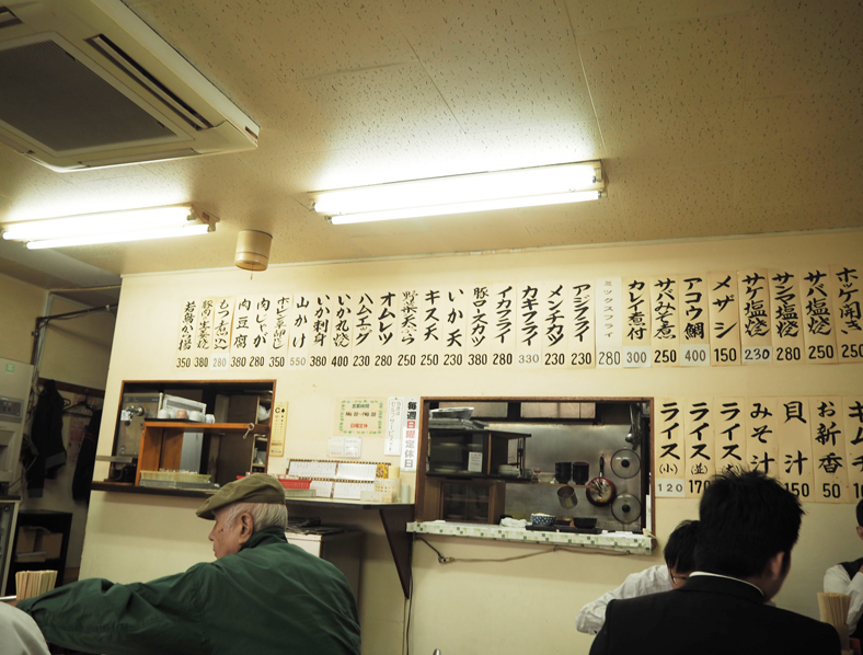 「定食の店 しん」の店内